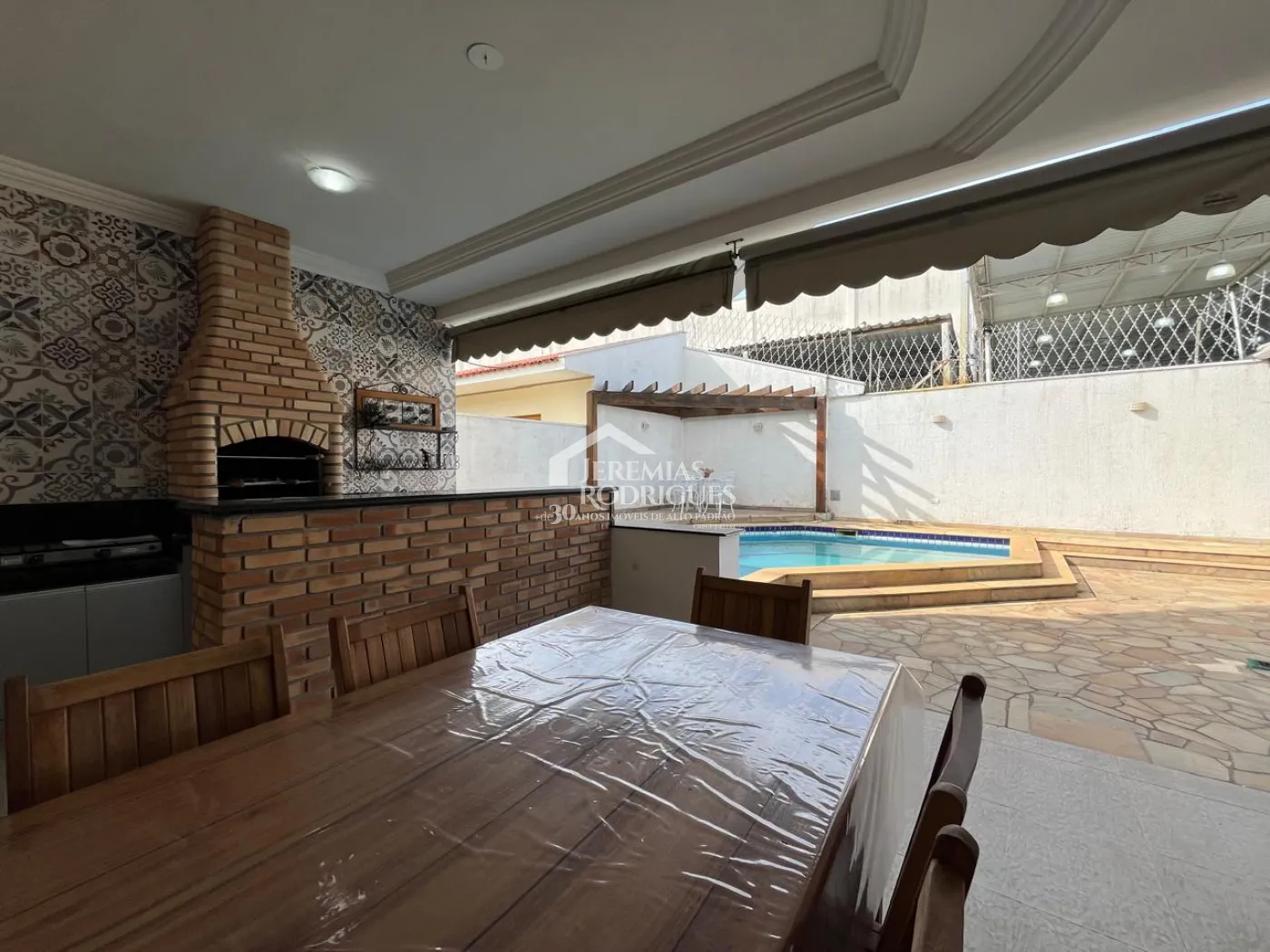 Casa à venda com 4 suítes no Condomínio Taubaté Village em Taubaté/SP.