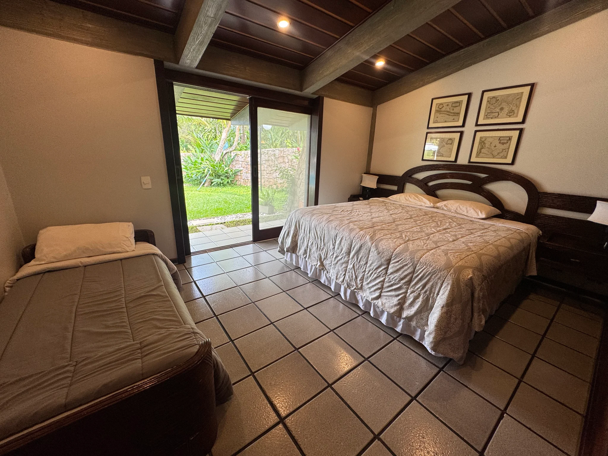 Casa á venda com 5 suítes, pé na areia no Condomínio Domingas Dias em Ubatuba/SP.