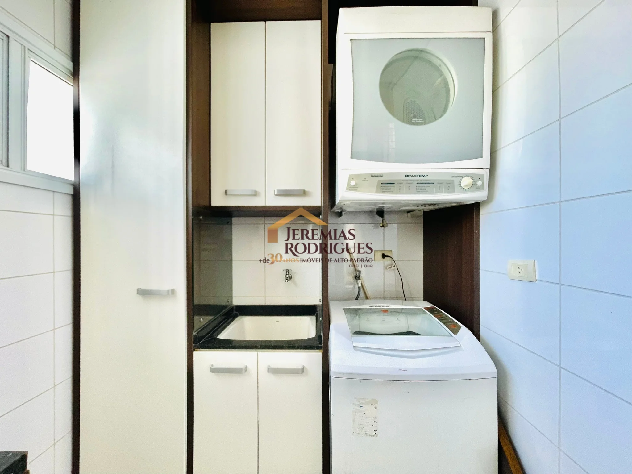 Cobertura Duplex semimobiliada para locação no Edifício Village Towers em Taubaté/SP.