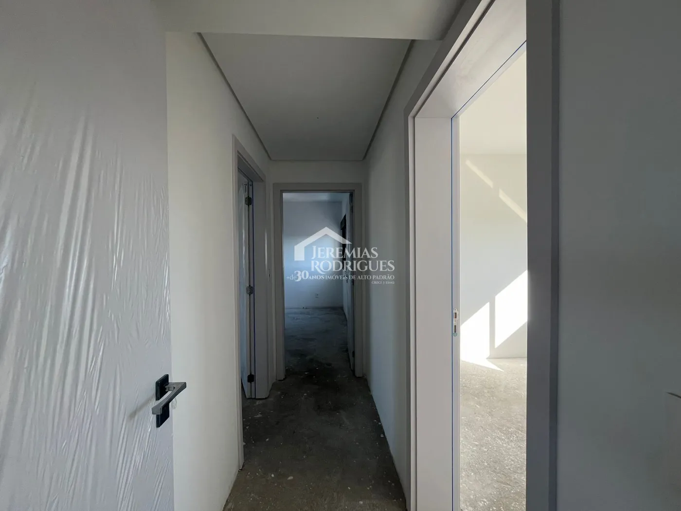 Apartamento à venda com 3 suítes, 211 m² no Edifício Europa em Taubaté/SP