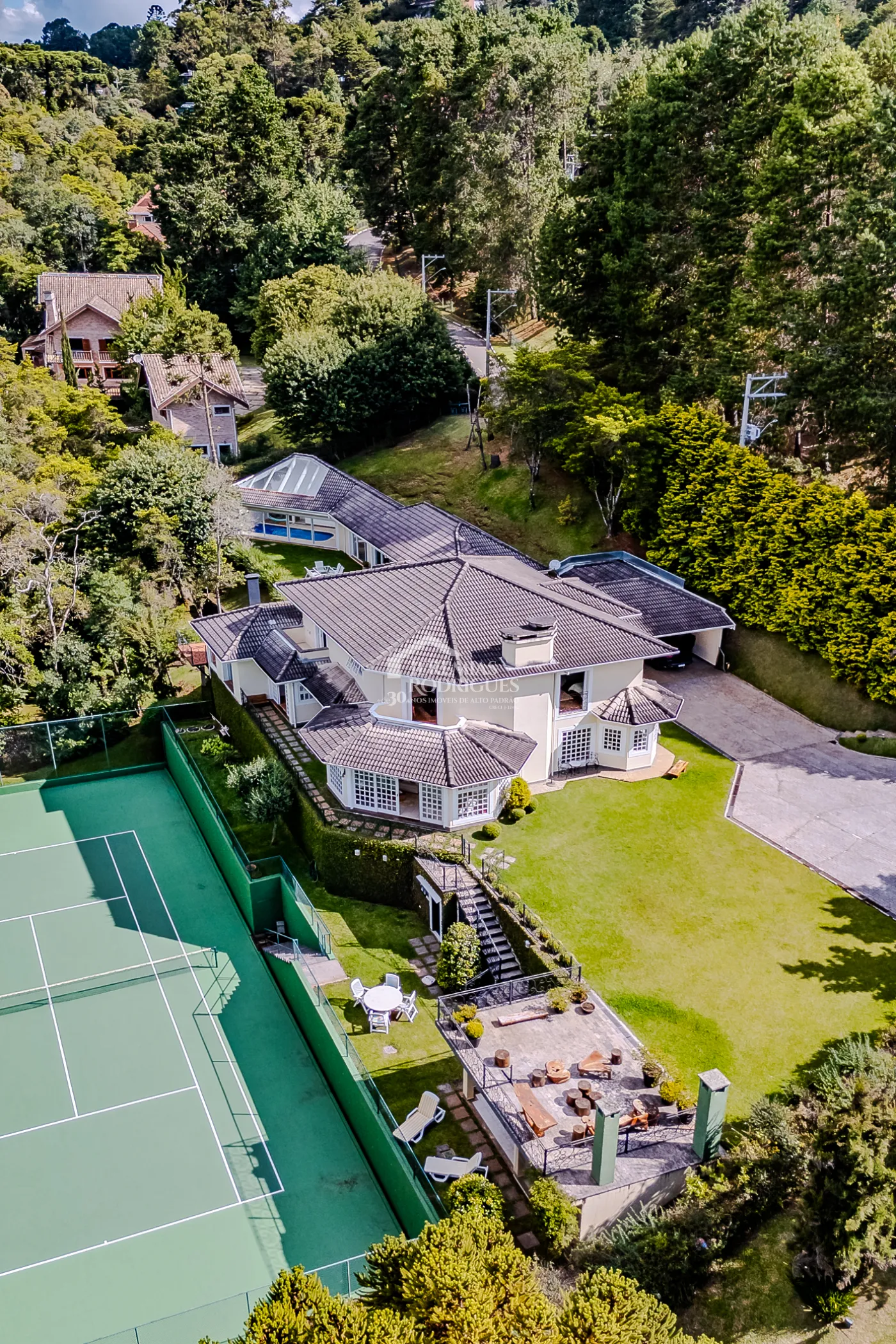 Casa com 6 suítes, 700 m² - Condomínio Vila Simonsen - Campos do Jordão/SP.