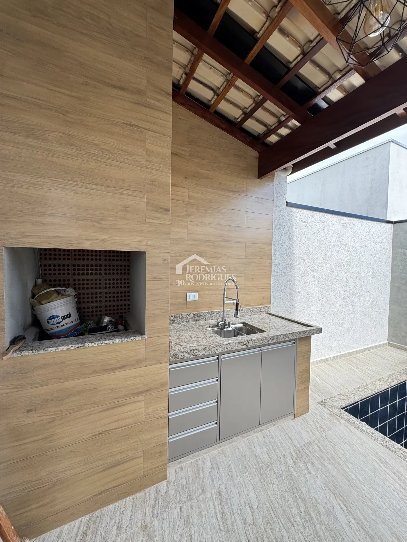 Casa à venda com 3 dormitórios no Condomínio Residencial Laguna em Pindamonhangaba/SP.