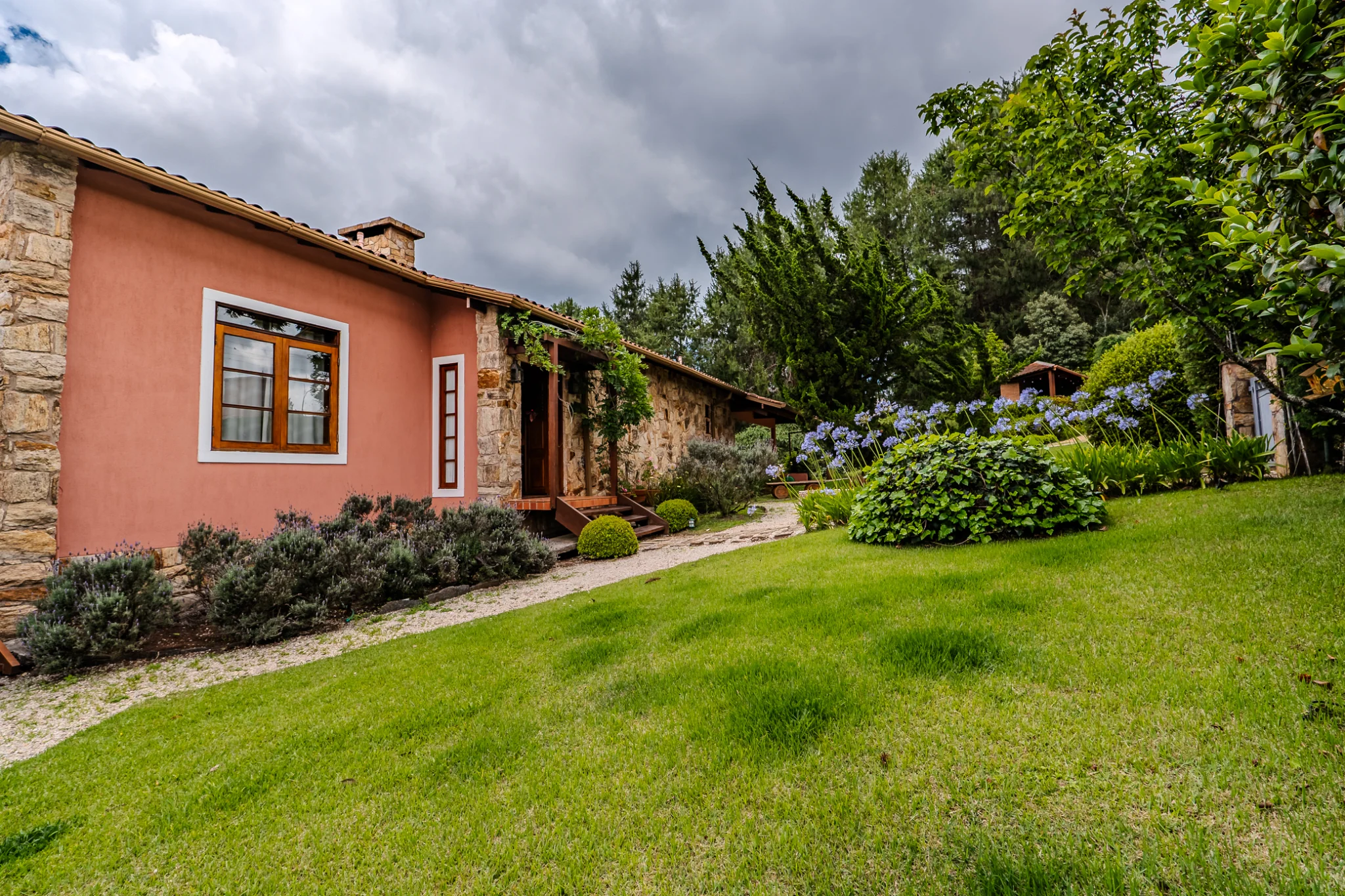 Casa estilo Toscana à venda com 4 suítes no Condomínio Vila Simonsen em Campos do Jordão/SP. 