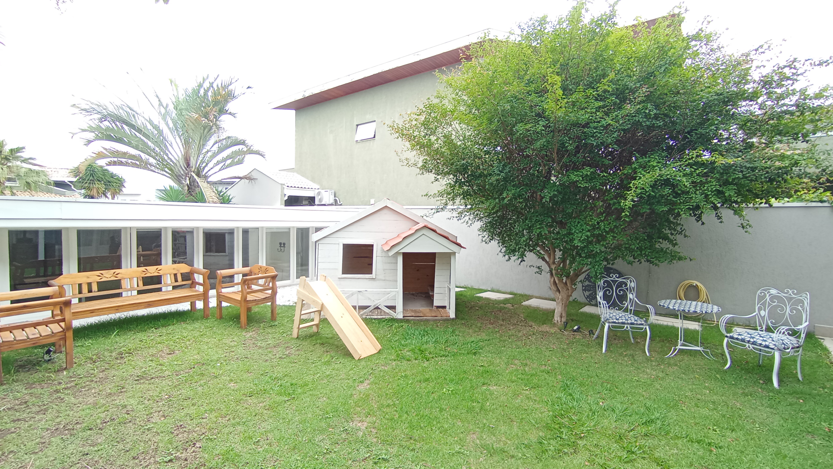 Casa à venda com 3 dormitórios no Condomínio Portal do Sol em Tremembé/SP.