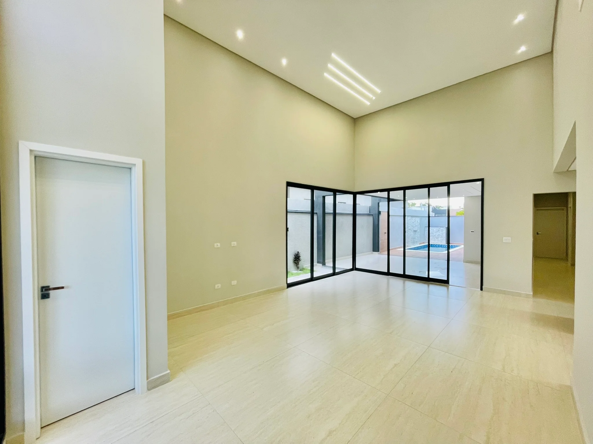 Casa à venda com 3 suítes no Condomínio Ouro Ville em Taubaté/SP. 