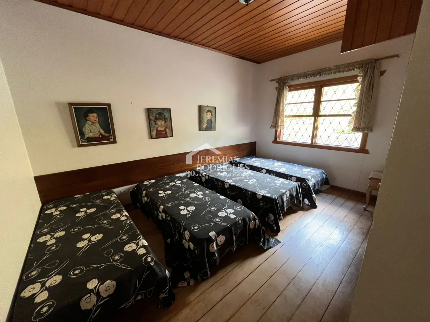 Casa para venda com 3 dormitórios no Jardim do Embaixador em Campos do Jordão/SP