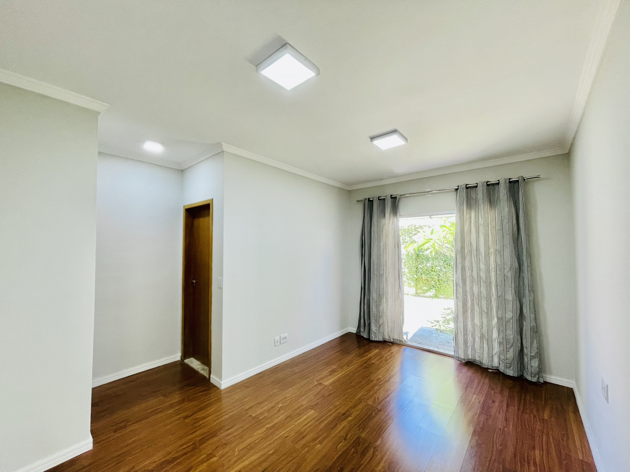 Casa à venda com 3 suítes no Condomínio Campos do Conde II em Tremembé/SP.