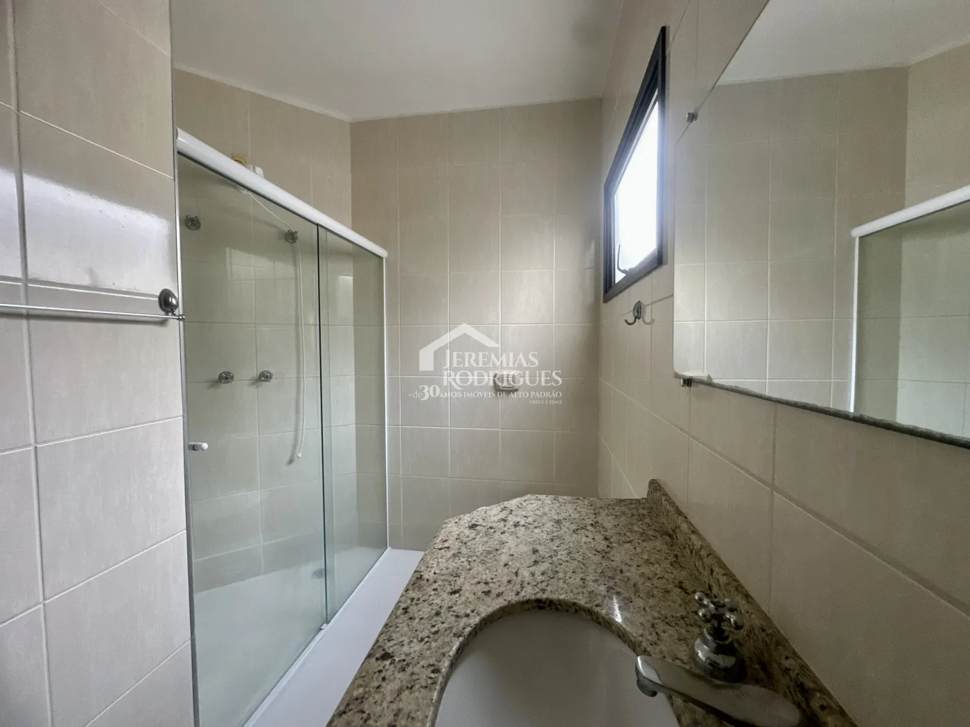 Casa para venda e locação com 4 dormitórios no Condomínio Alto dos Pinheiros em Taubaté/SP.