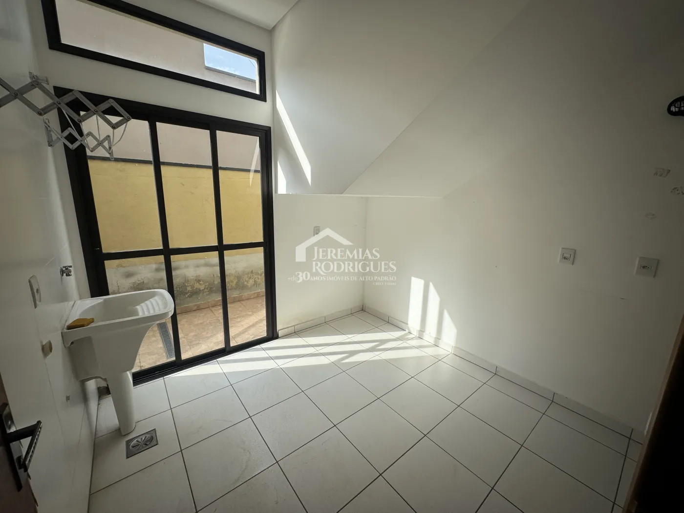 Casa para venda e locação com 4 suítes no Condomínio Village Splendore em Pindamonhangaba/SP.
