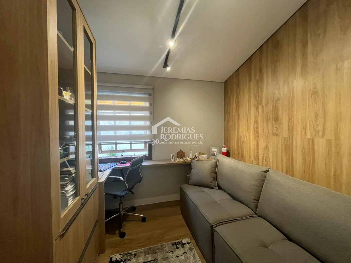 Casa à venda com 2 suítes no bairro Quiririm em Taubaté/SP.