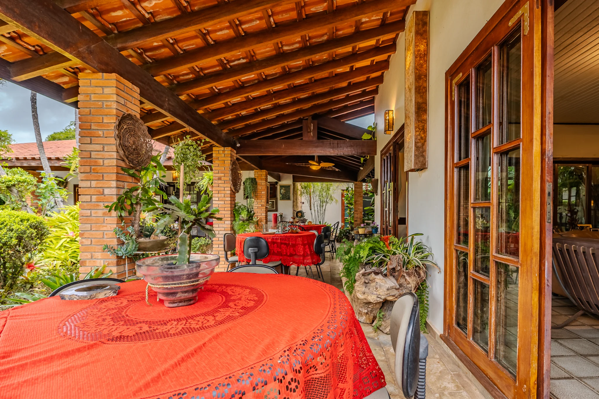 Casa à venda com 4 dormitórios no Condomínio Village Paineiras em Pindamonhangaba/SP. 