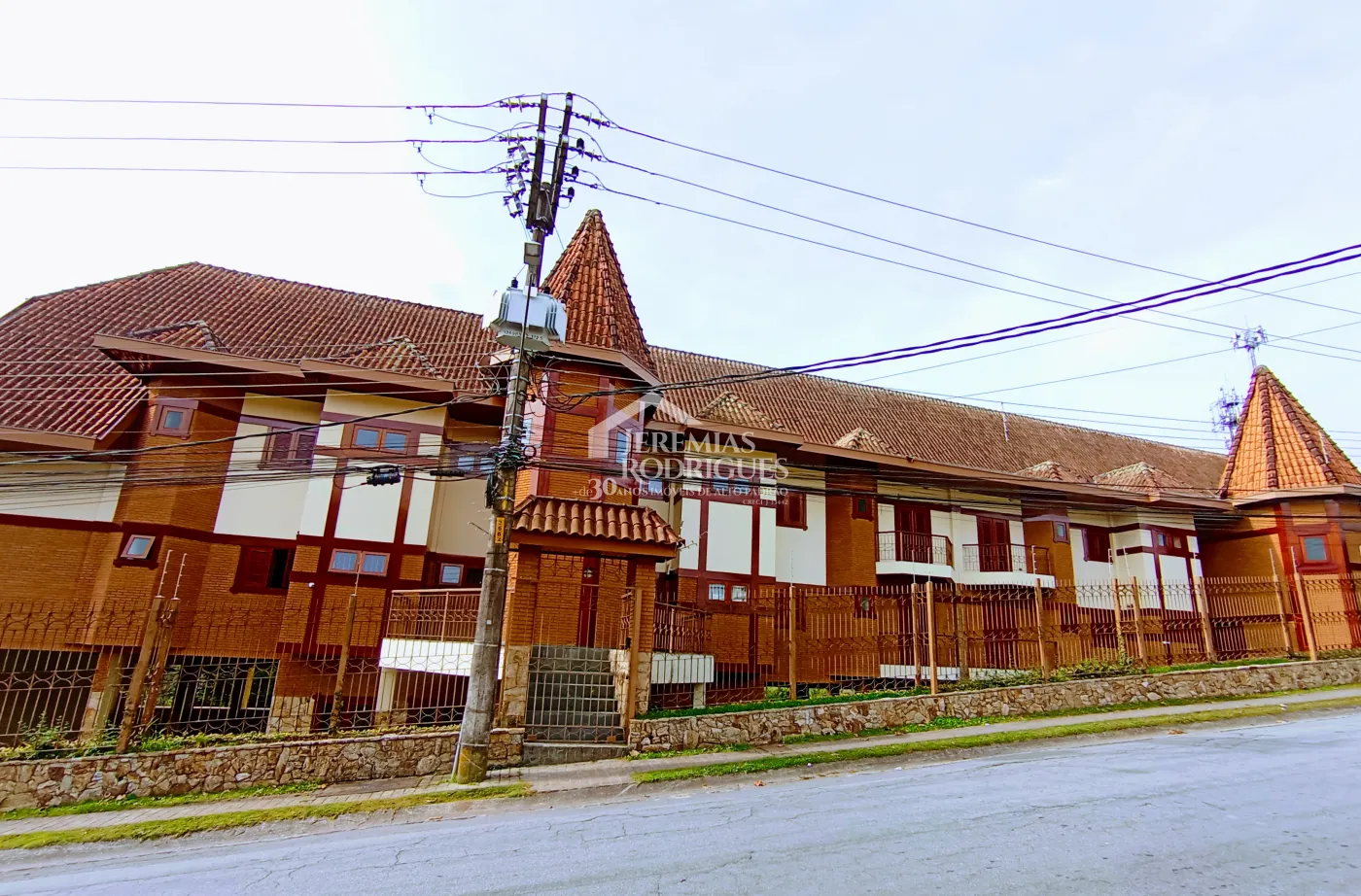 Apartamento para venda com 4 dormitórios no Edifício Solar Bela Vista em Campos do Jordão/SP