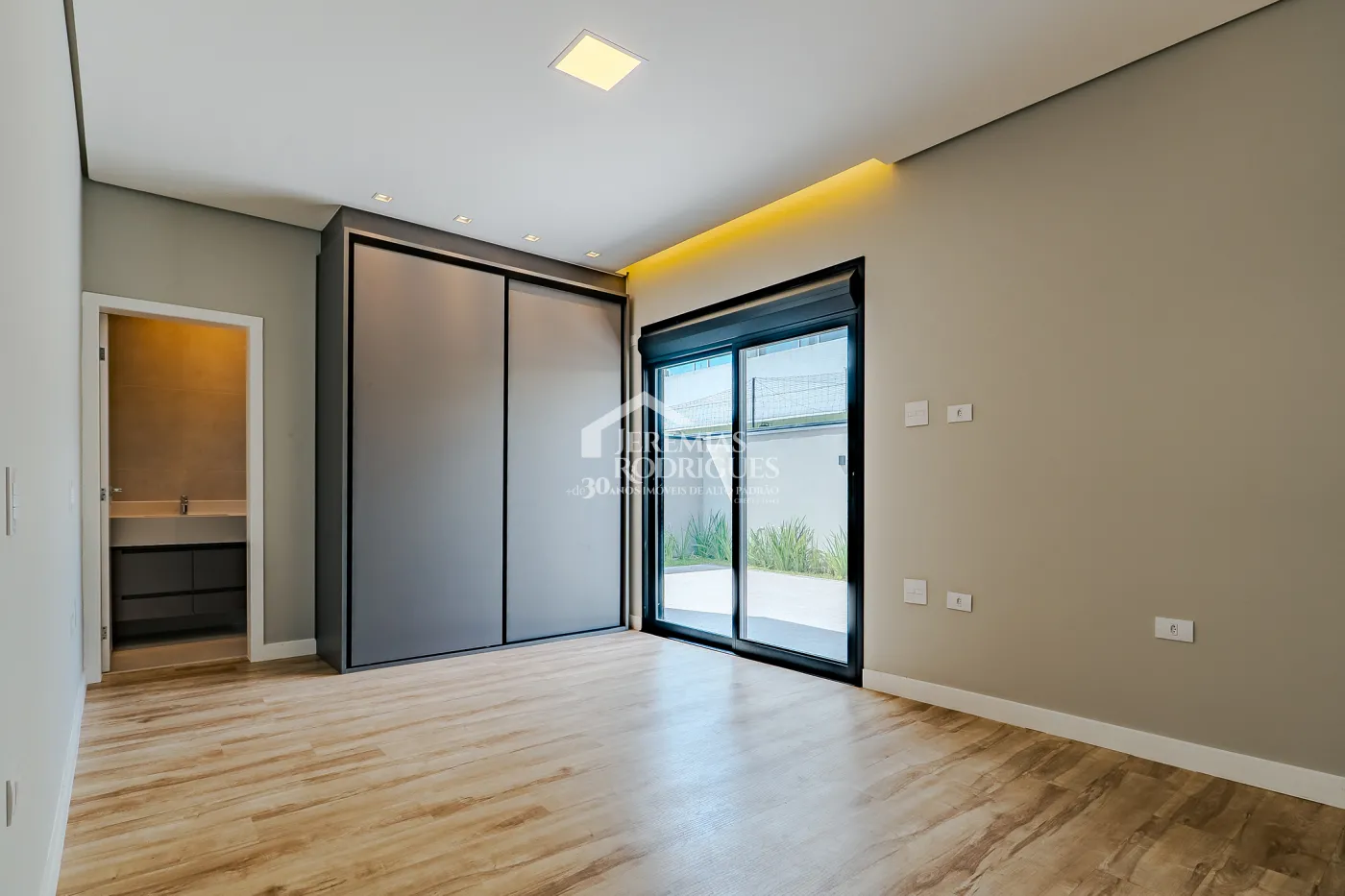 Casa à venda com 4 suítes no Condomínio Residencial Alphaville II em São José dos Campos/SP.