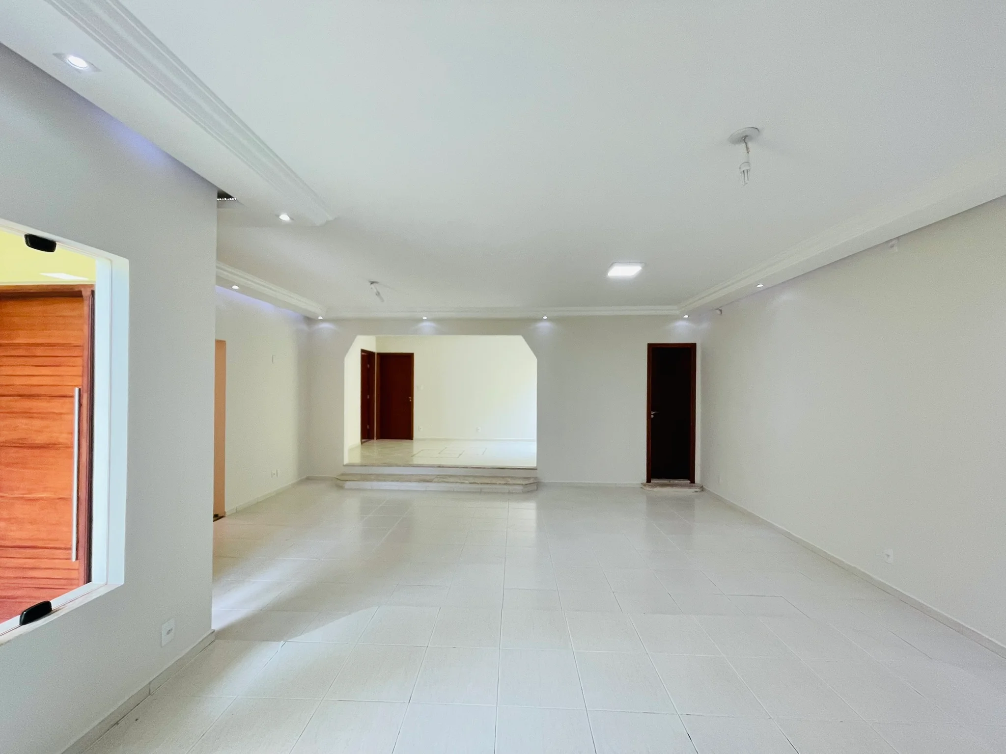 Casa à venda com 3 dormitórios no bairro Jardim das Nações em Taubaté/SP. 