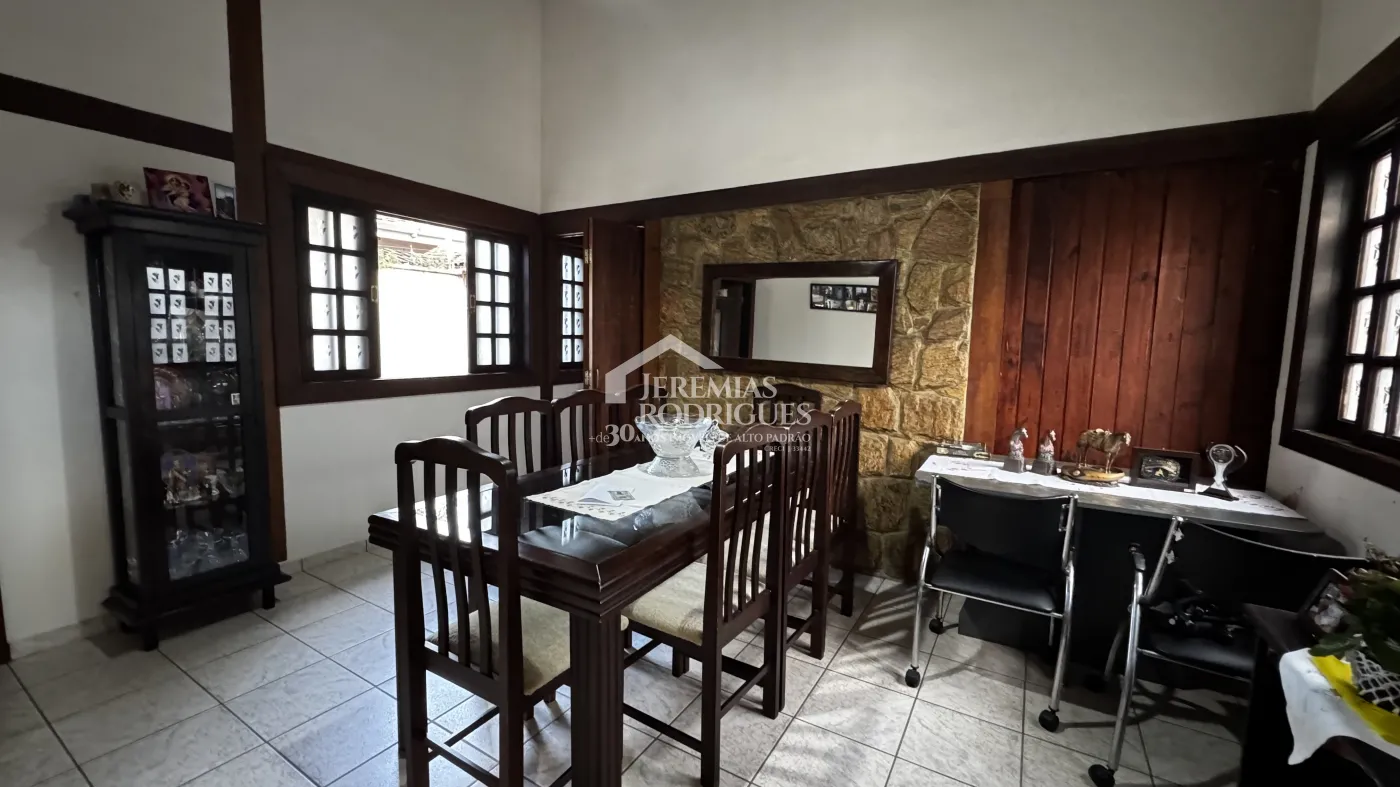 Casa à venda com 3 dormitórios no bairro Vila Rica em Pindamonhangaba/SP