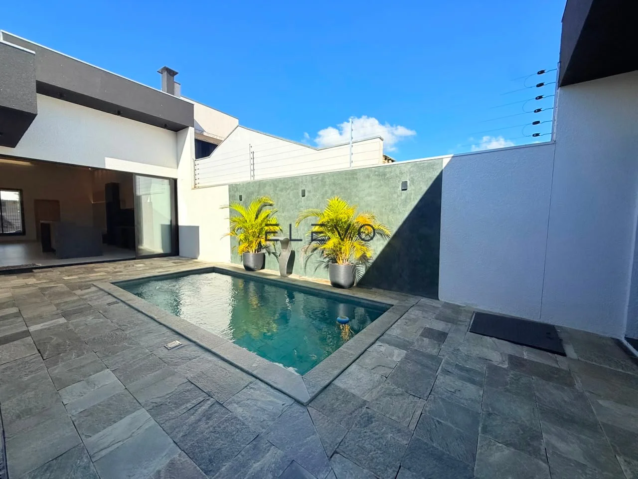 Casa Alto Padrão à Venda no Jardim Itália | 3 Suítes, Piscina Aquecida e Móveis Planejados