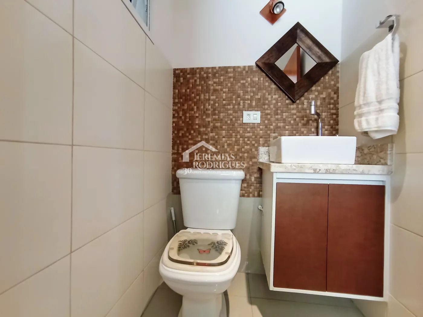 Casa assobradada com 3 suítes - Condomínio Jardim Oásis - Taubaté/SP.