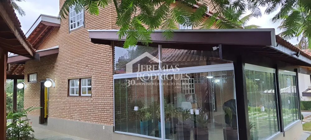 A Imobiliária Jeremias Rodrigues Imóveis de Alto Padrão disponibiliza para venda e locação essa casa no Condomínio Chácaras Cataguá em Taubaté/SP.