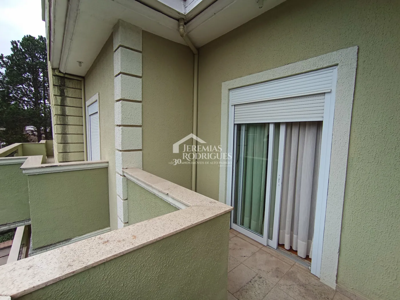 Apartamento duplex à venda com 4 suítes, 401 m² no Condomínio Chateau D Amboise em Campos do Jordão/SP.
