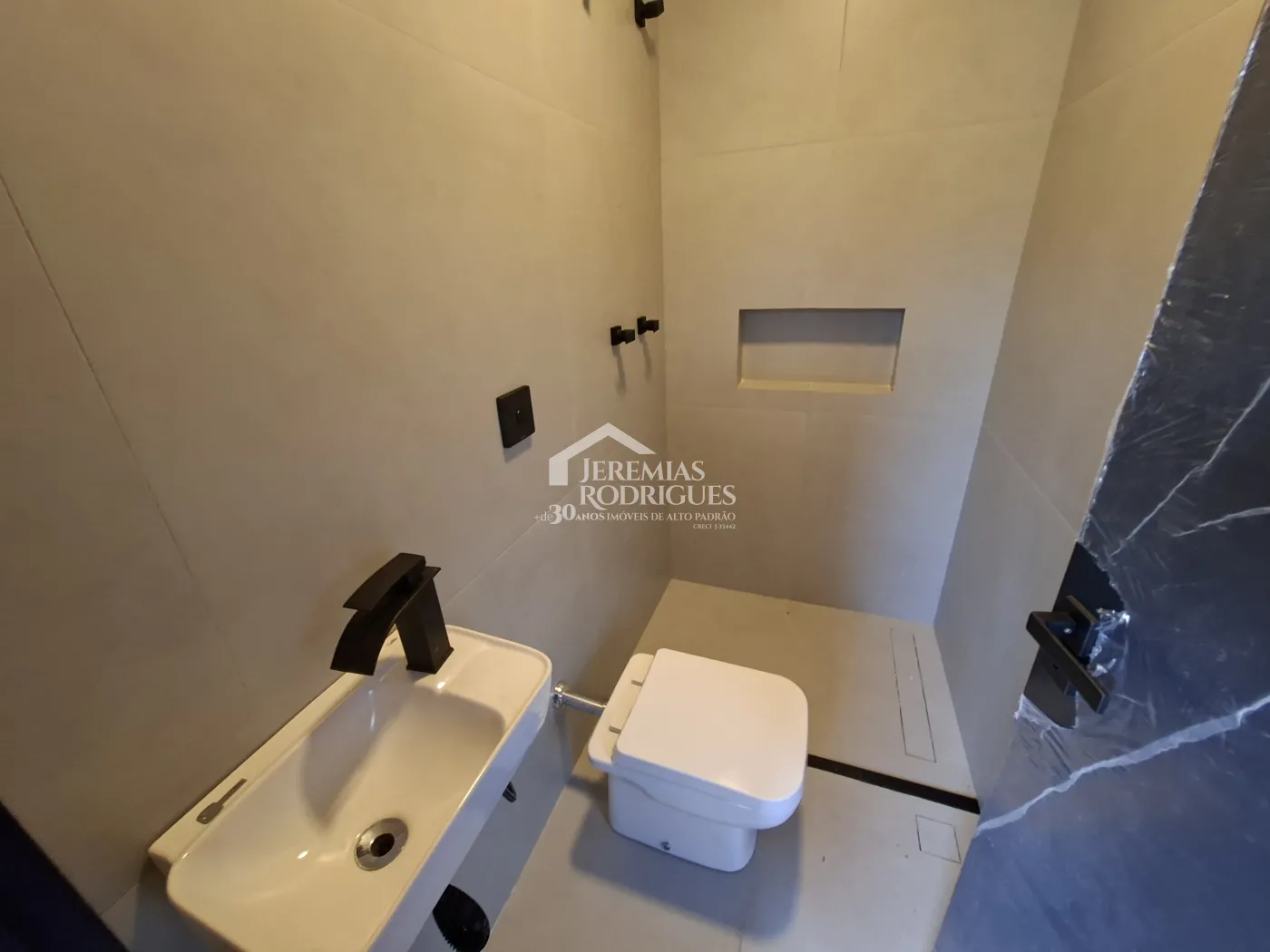 Casa à venda com 4 dormitórios, no Condomínio Parque da Mantiqueira em Santo Antônio do Pinhal/SP.