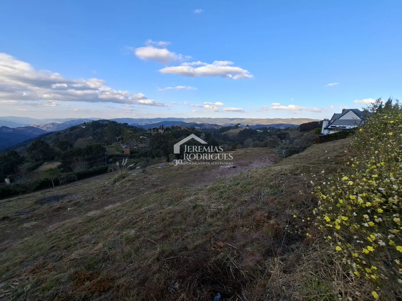 Terreno à venda com 8.940 m² no Condomínio Pedra do Fogo em Campos do Jordão/SP.