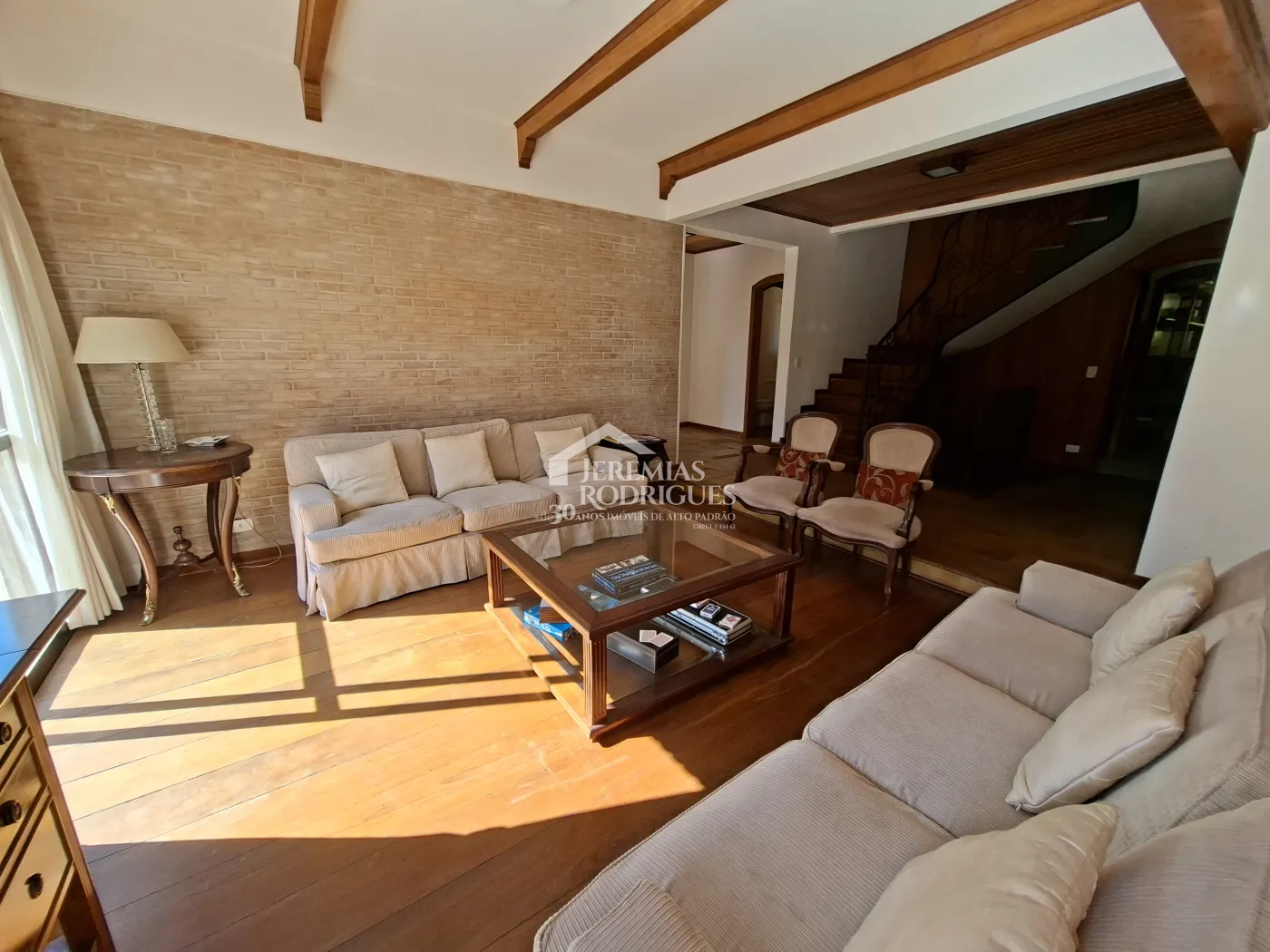 Casa à venda com 4 dormitórios no Condomínio Jardim Véu da Noiva em Campos do Jordão/SP.