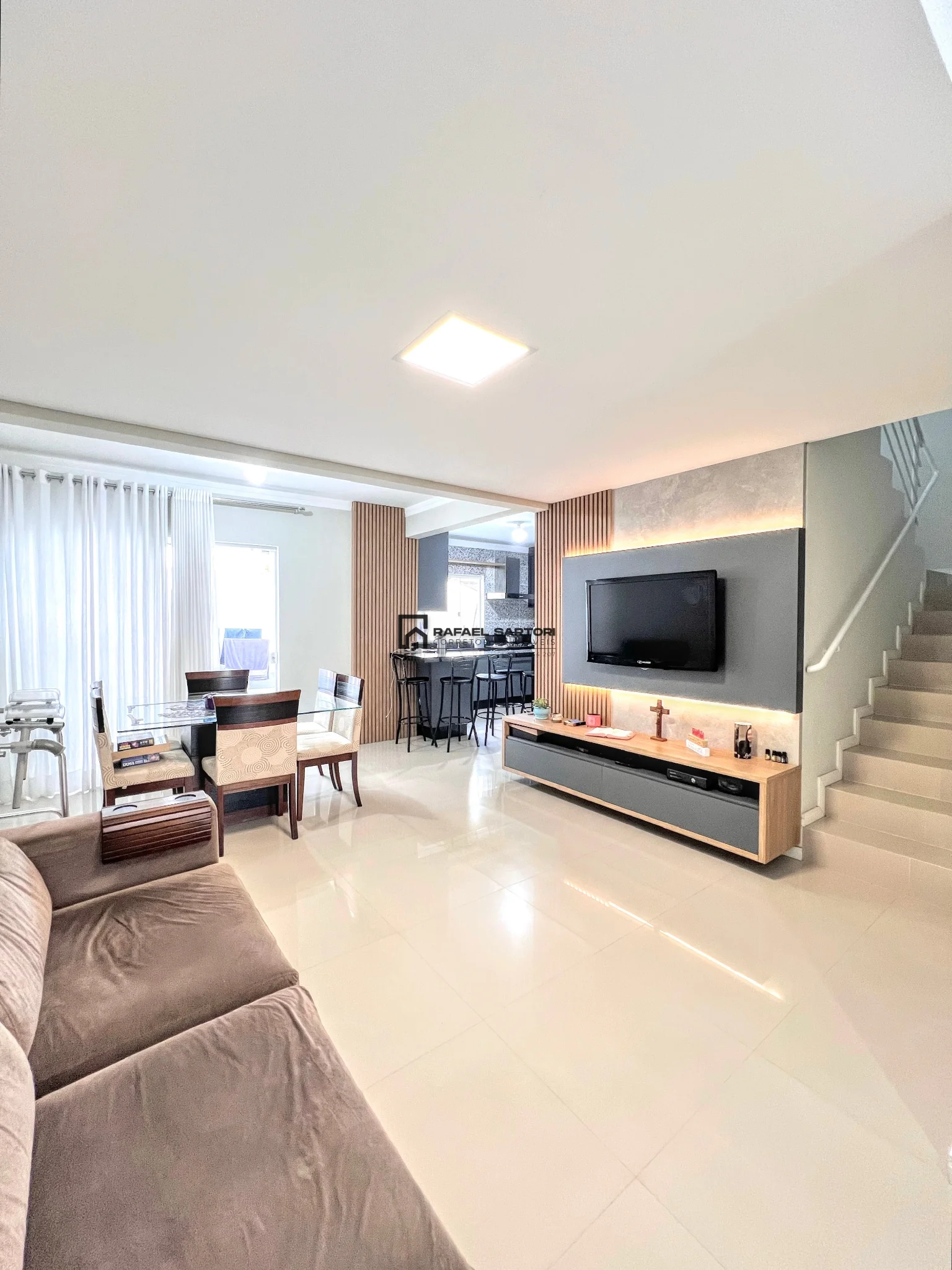 CASA EM MEIO LOTE NO CENTRO