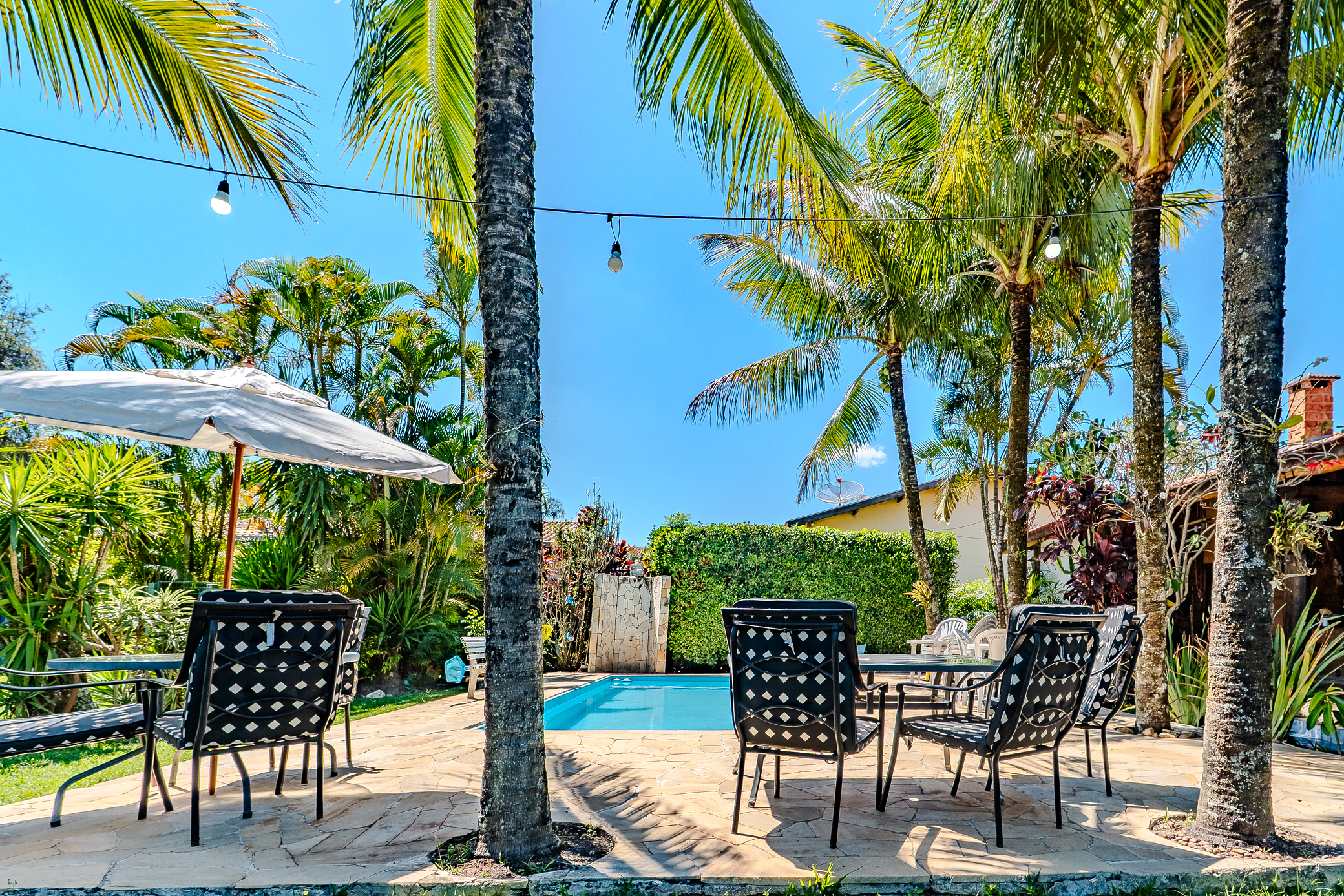 Casa à venda com 4 dormitórios no Condomínio Village Paineiras em Pindamonhangaba/SP.