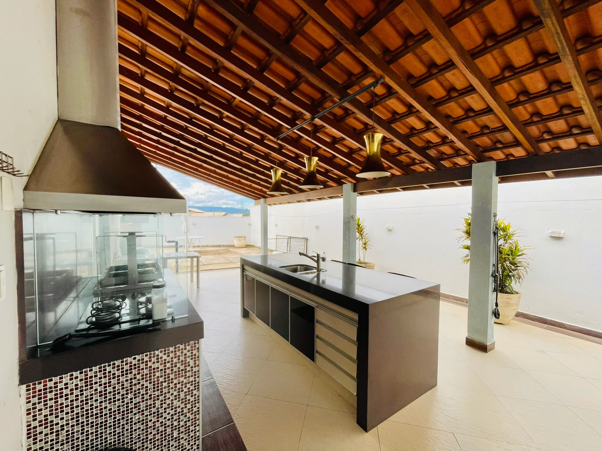 Casa à venda com 4 dormitórios no Condomínio Colonial Village I em Pindamonhangaba/SP. 