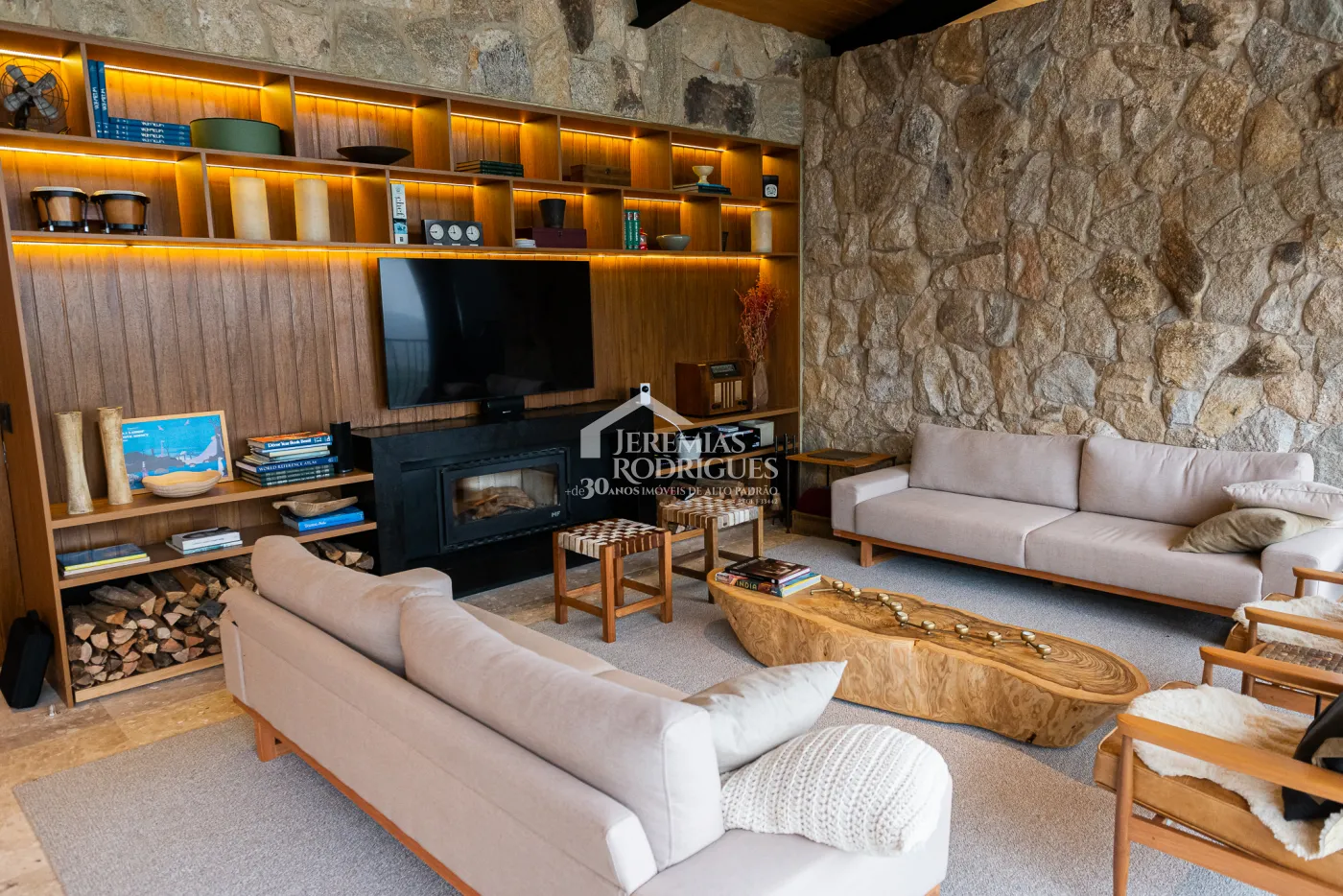 Casa com 5 quartos, 560 m²- Colinas Capivari - Campos do Jordão/SP