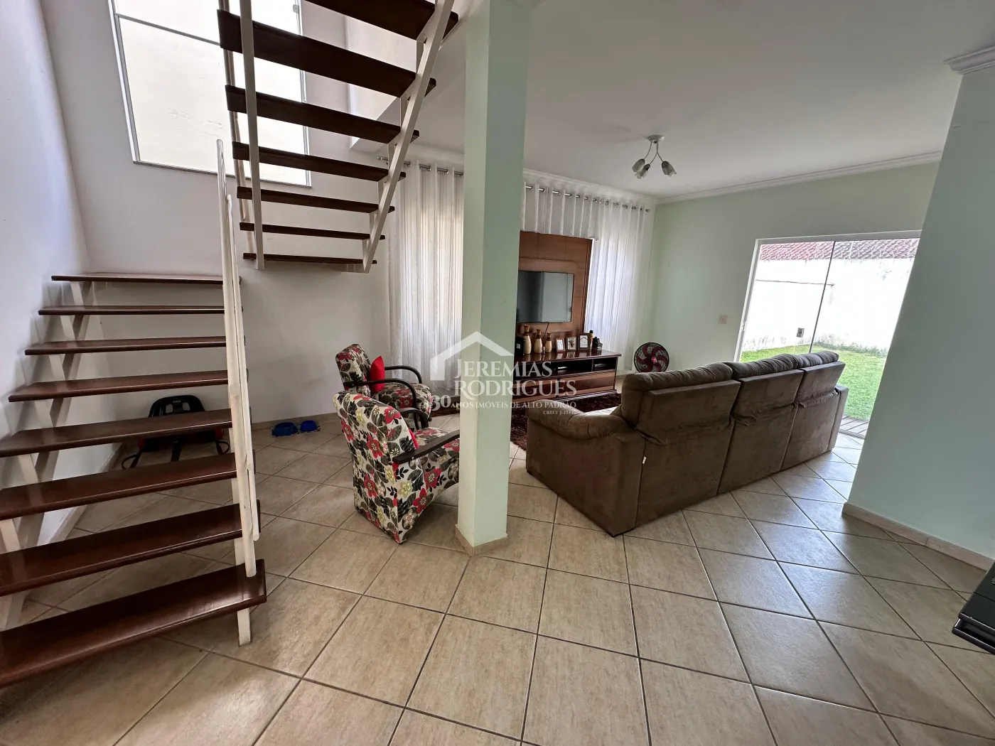 Casa à venda com 3 dormitórios no Condomínio Jatobá em Tremembé/SP.