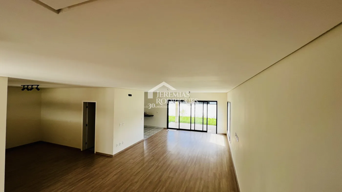 Casa assobradada à venda com 3 suítes no Condomínio e Ouro Ville em Taubaté/SP.