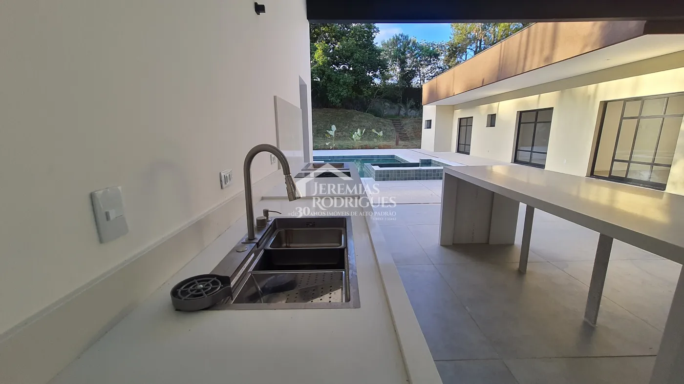 Casa à venda com 3 suítes no Condomínio Chácaras Cataguá em Taubaté/SP.