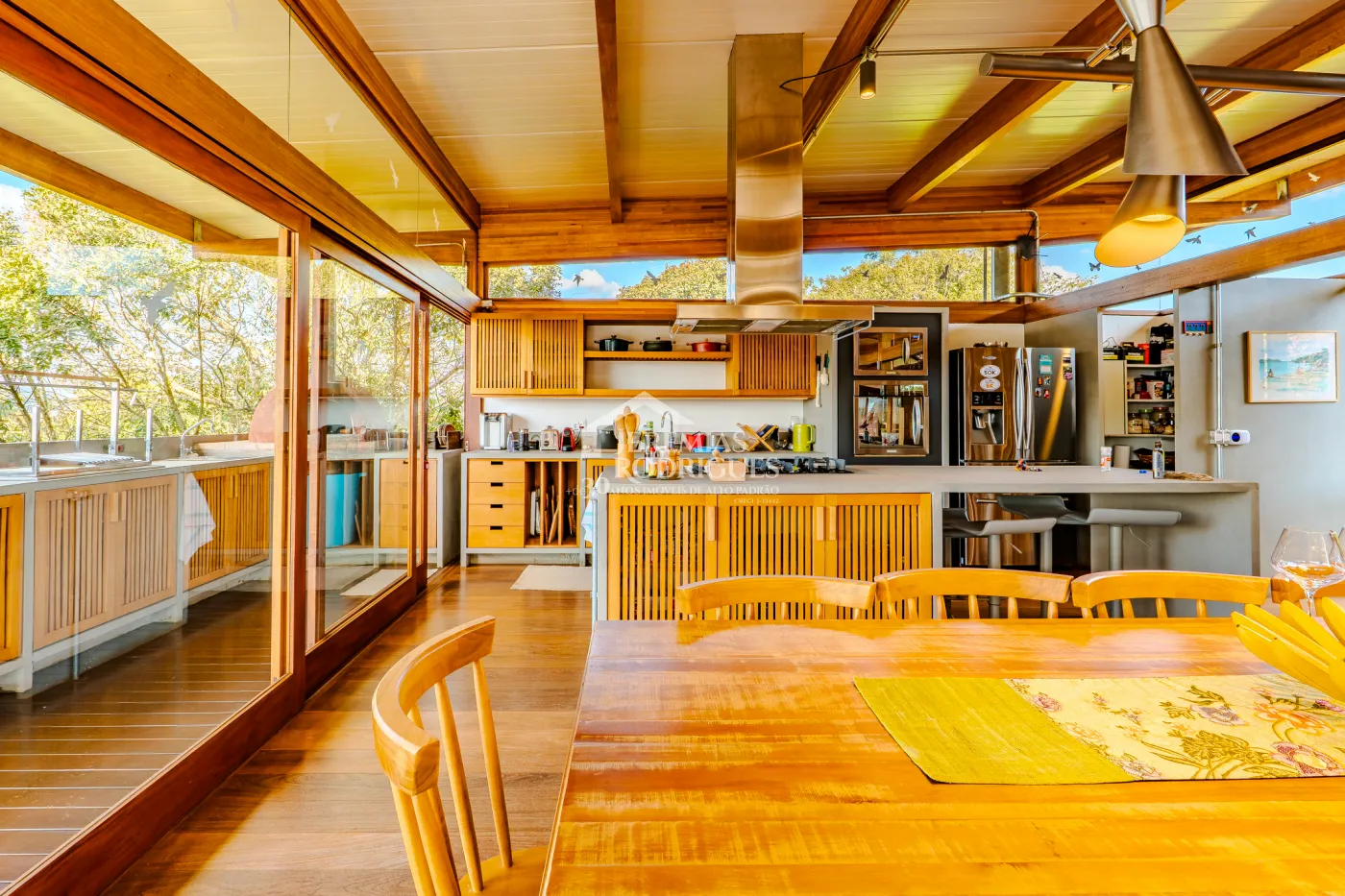 Mansão à venda com 4 suítes no Condomínio Parque da Mantiqueira em Santo Antônio do Pinhal/SP.