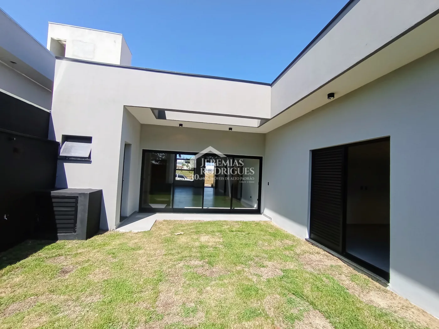 Casa à venda com 3 suítes no Condomínio Quinta das Palmeiras em Taubaté/SP.