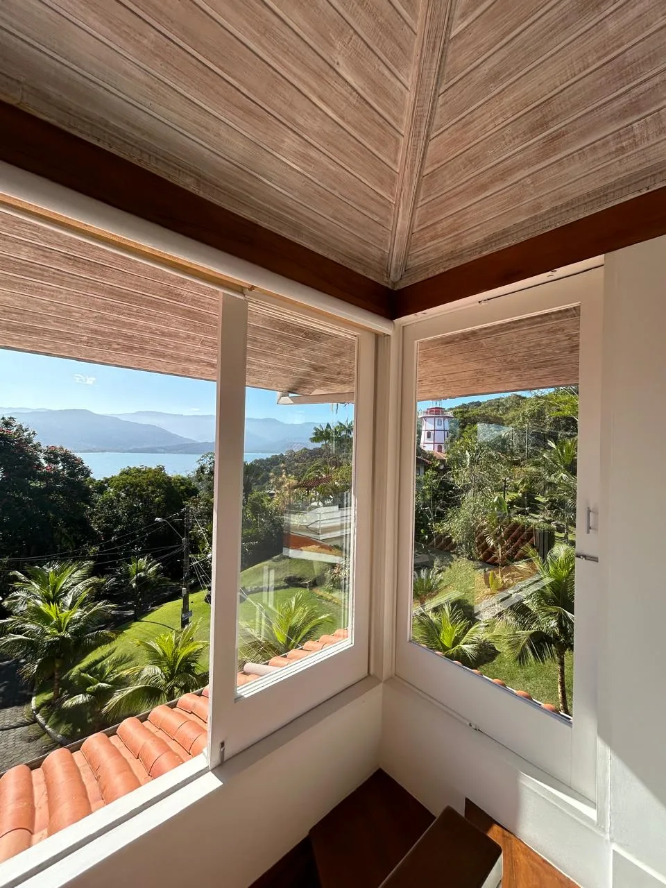Casa á venda com 4 dormitórios no Condomínio Alto da Praia Vermelha em Ubatuba/SP.
