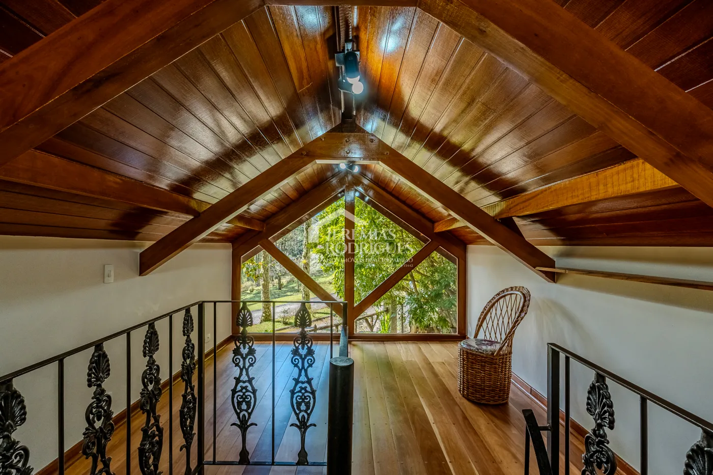 Casa à venda com 3 suítes no Condomínio Reserva Figueiredo em Campos do Jordão/SP.