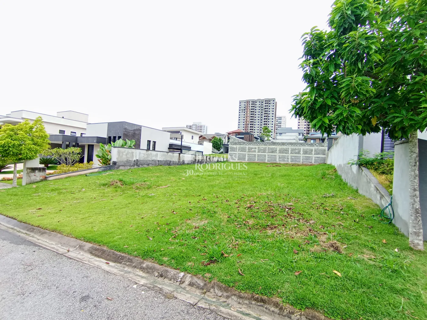 Terreno à venda com 451 m² no Condomínio Monte Carlo em São José dos Campos/SP.