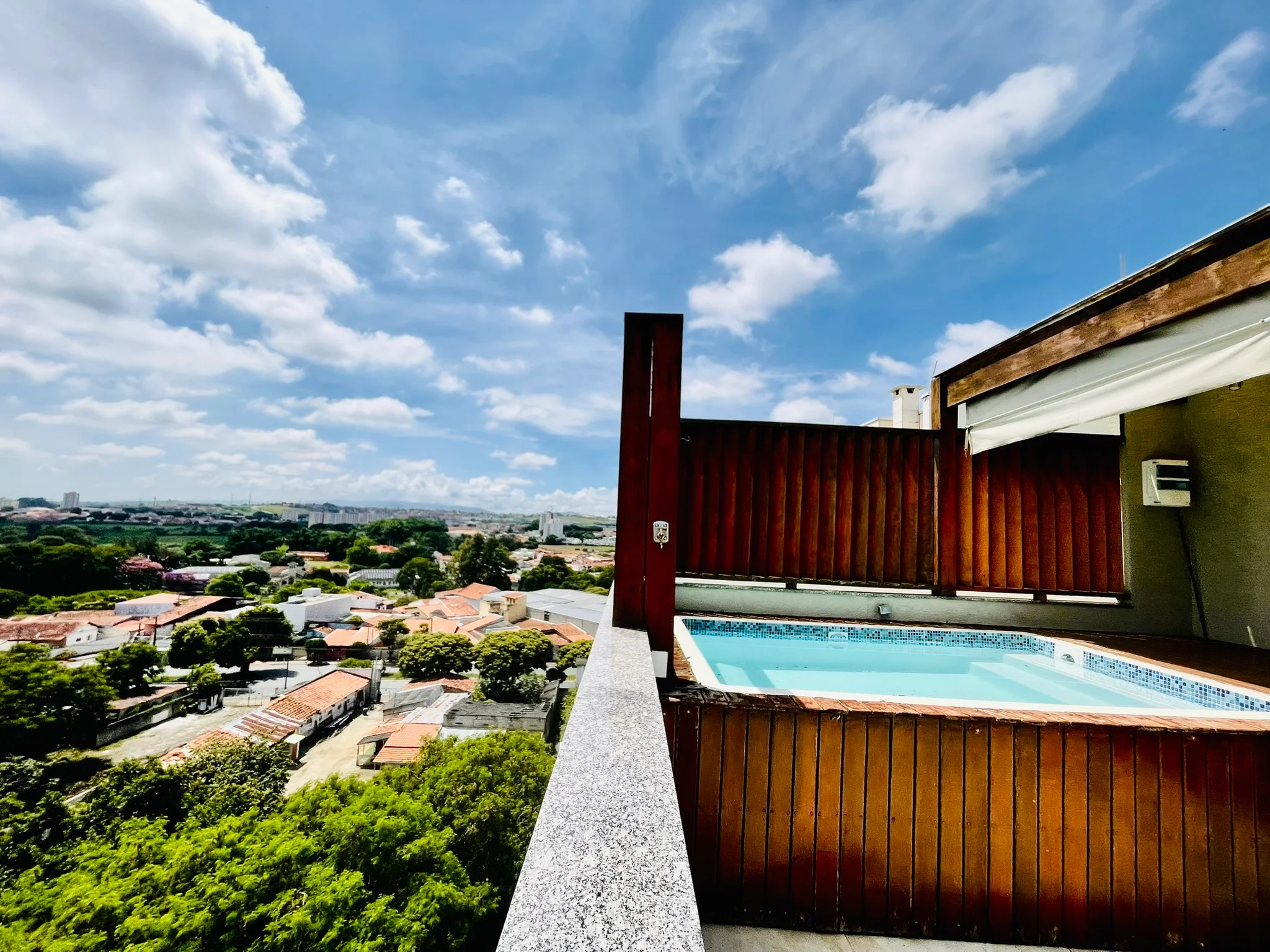 Cobertura duplex com 3 dormitórios no Condomínio Monte Castelo em  Taubaté/SP. 