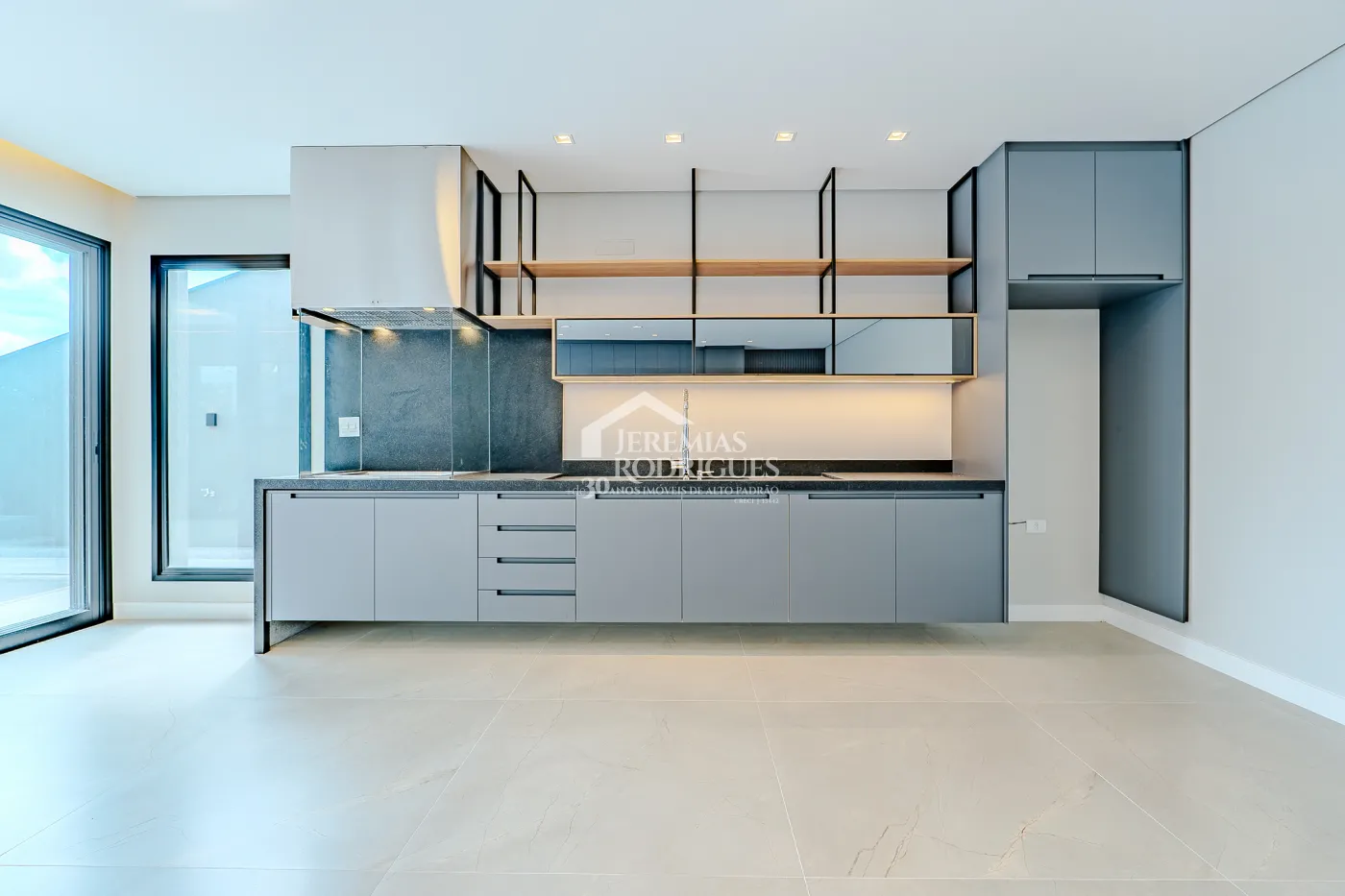 Casa à venda com 4 suítes no Condomínio Residencial Alphaville II em São José dos Campos/SP.