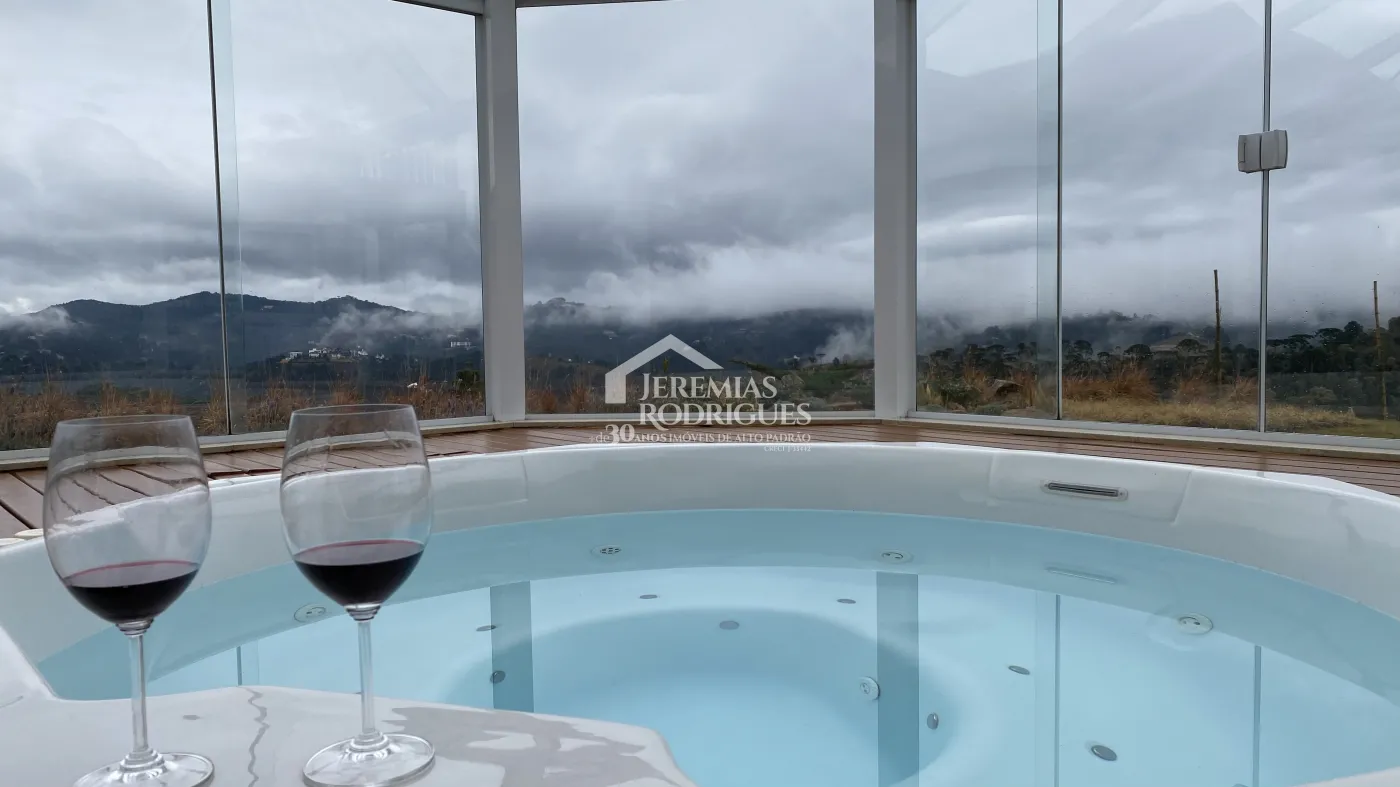 Casa à venda com 4 suítes no Condomínio Jardim Monte Belo em Campos do Jordão/SP.