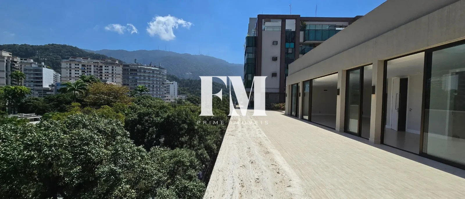 Cobertura linear, toda modernizada à venda no Leblon, São 460m², 4 suítes, vista indevassável!