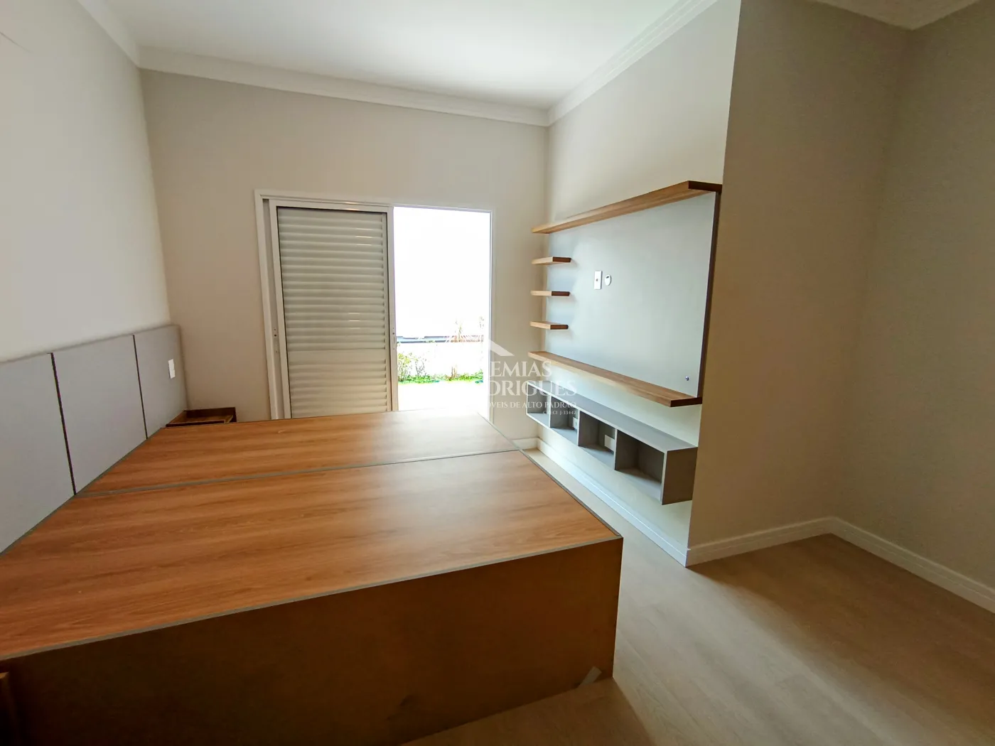 Casa à venda com 3 dormitórios no Condomínio Residencial Barão de Tremembé em Tremembé/SP.