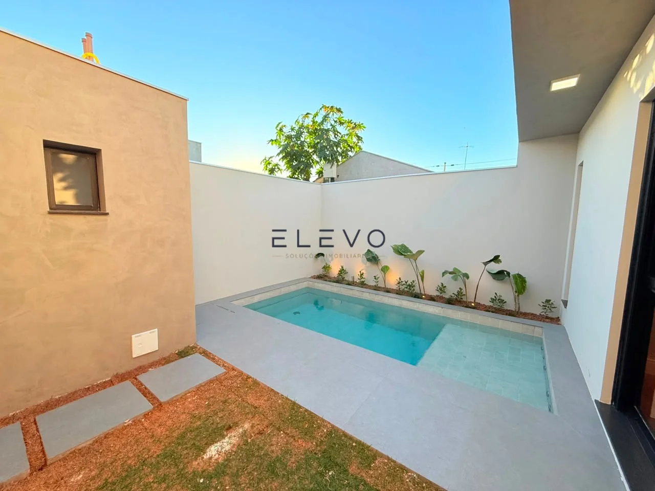 Casa Térrea à Venda no Condomínio Ouro Verde | 3 Suítes, Piscina e 237 m² em Sarandi-PR