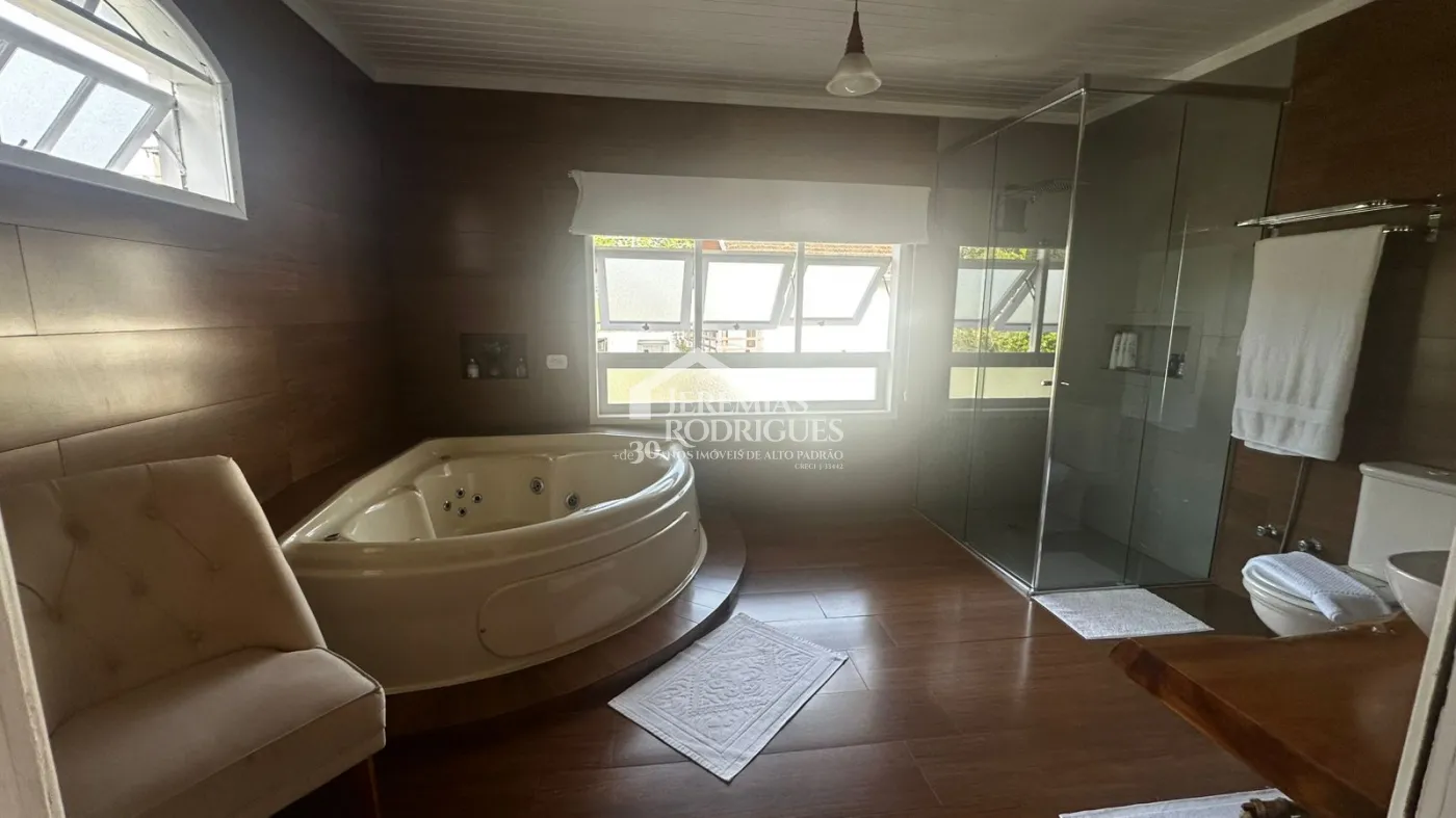 Casa para venda com 3 suítes no bairro Vila Ondina em Campos do Jordão/SP