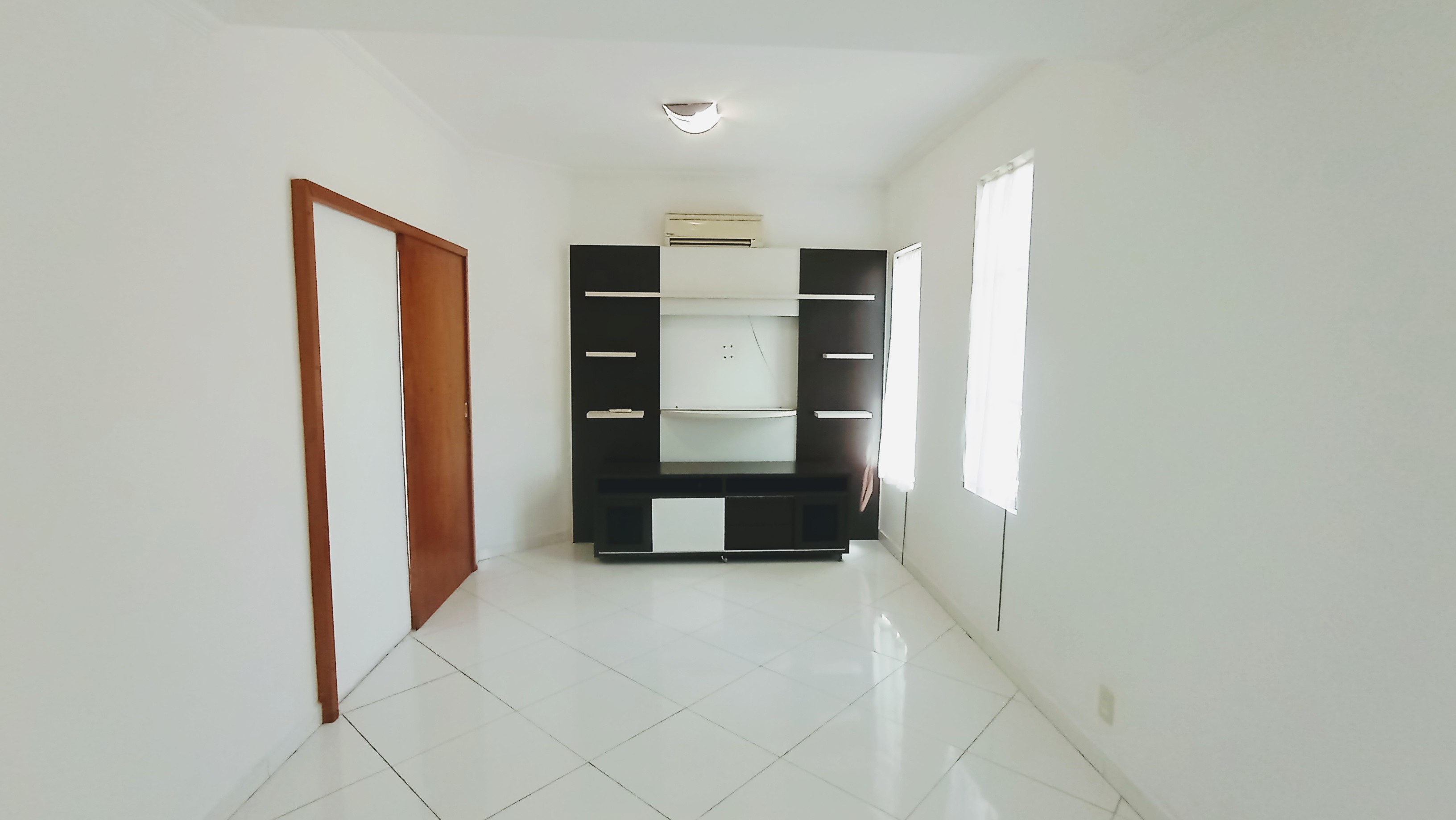 Casa à venda com 4 suítes no Condomínio Real Ville em Pindamonhangaba/SP. 