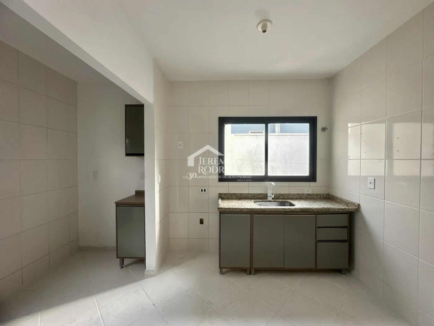 Casa para venda e locação com 4 dormitórios no Condomínio Alto dos Pinheiros em Taubaté/SP.