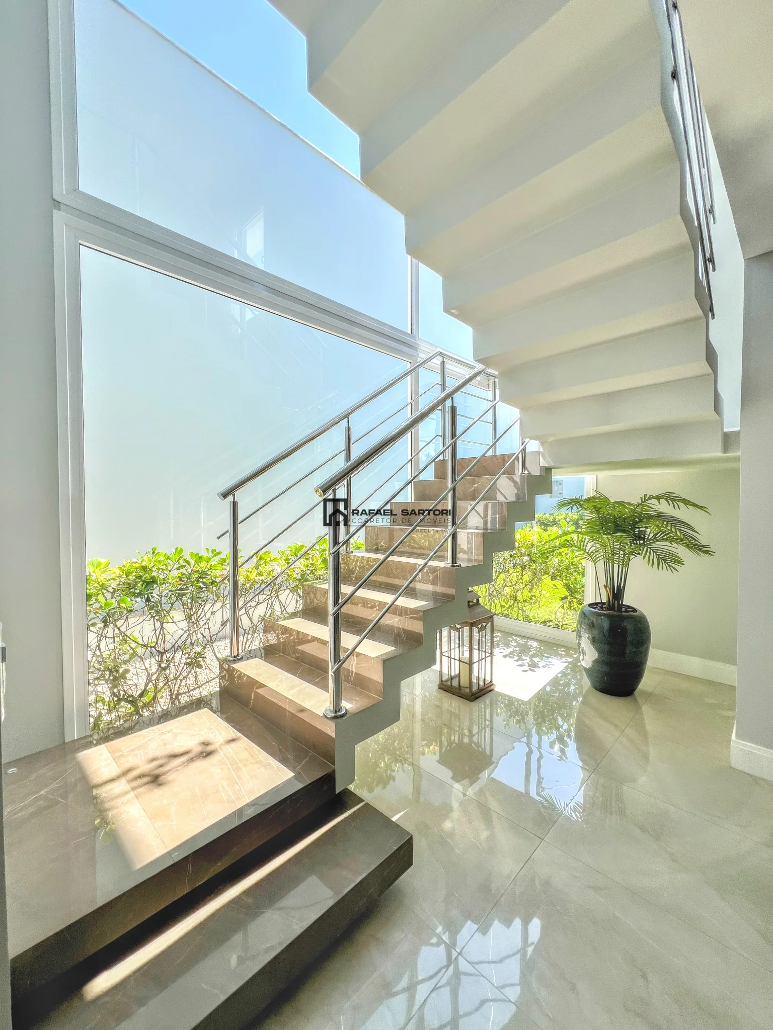 CASA COM 04 QUARTOS NO AMIZADE