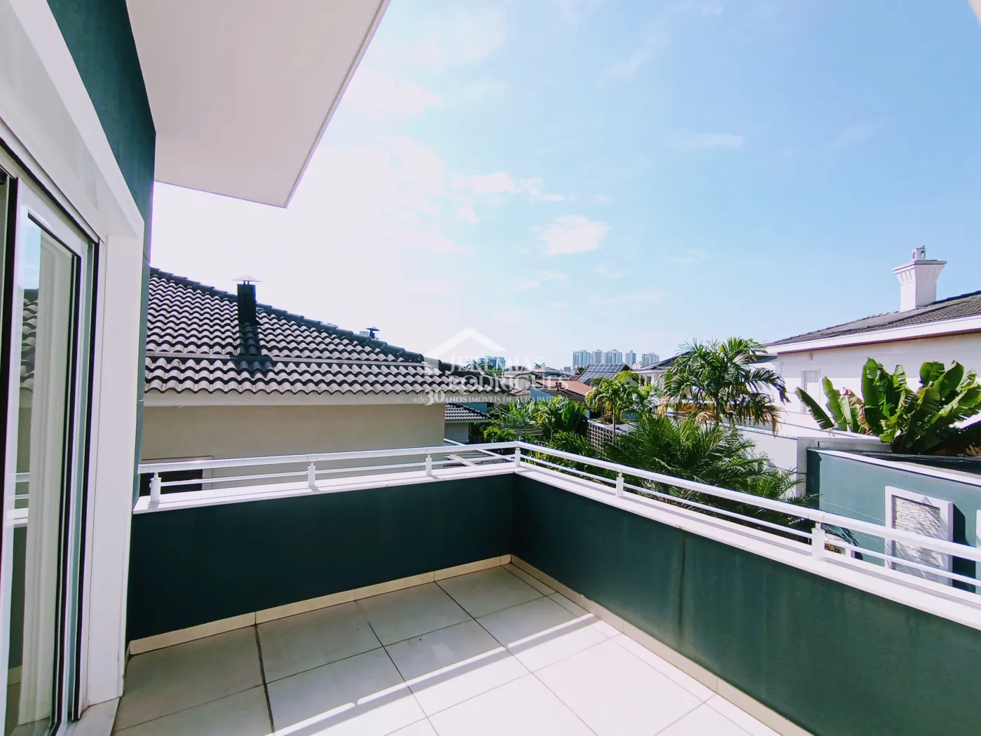 Casa para venda e locação com 4 suítes no Condomínio Taubaté Village em Taubaté/SP.