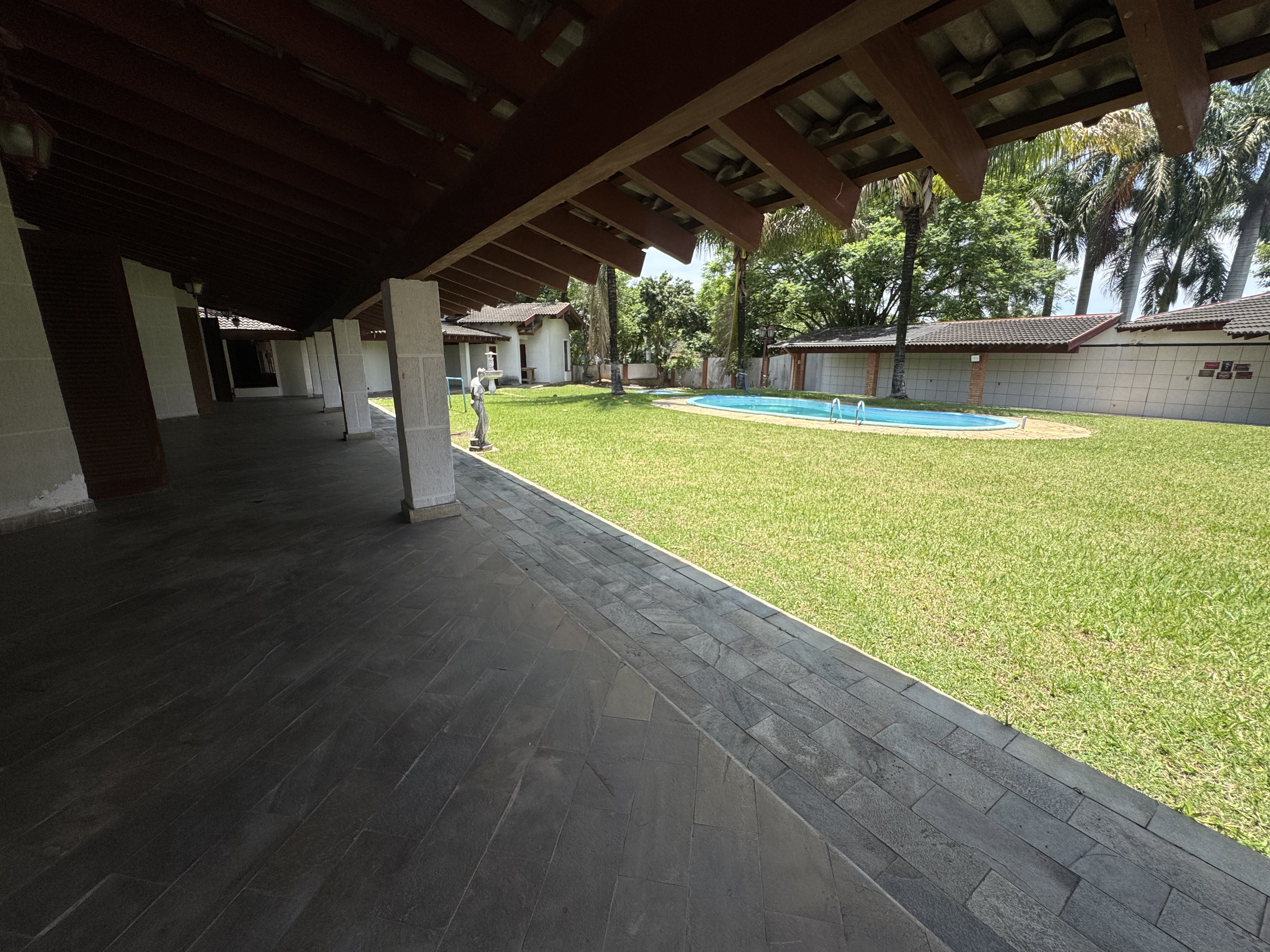 Casa à venda com 5 dormitórios no Condomínio Village Paineiras em Pindamonhangaba/SP.